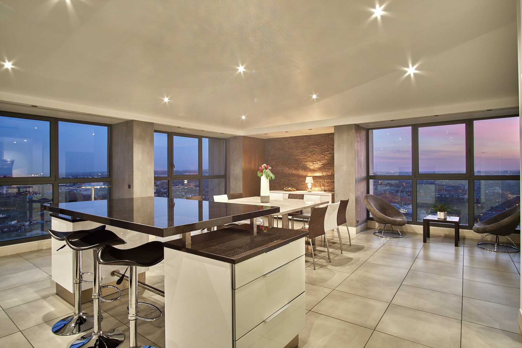 À propos de Feel Luxury Holidays. FLH offre un choix de maisons de vacances confortables et de villas de charme.